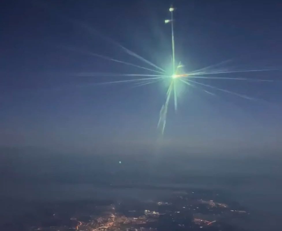 A meteor seen from a plane , truly satisfying