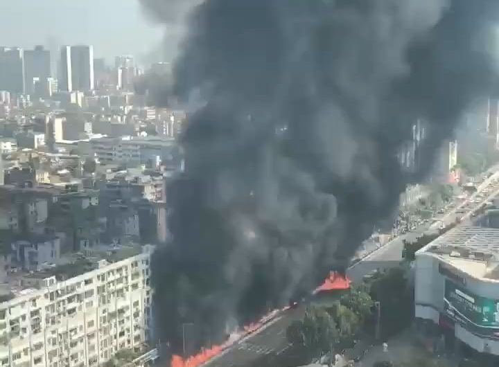 A truck loaded with paraffin caught fire in Guangzhou, China, which led to a chain reaction lighting up e-scooters but also EV vehicles, which made it very hard for the local firefighters to put out the flames.