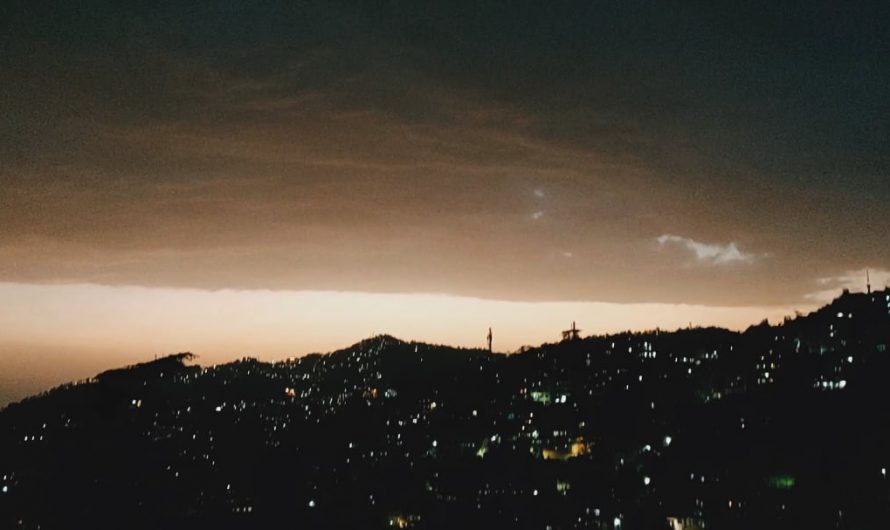 A winterline with clouds above the false horizon.