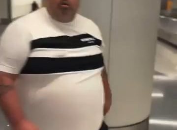 Airport crowd won’t stop clowning on this guy