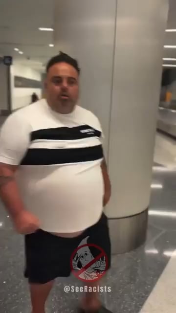 Airport crowd won’t stop clowning on this guy