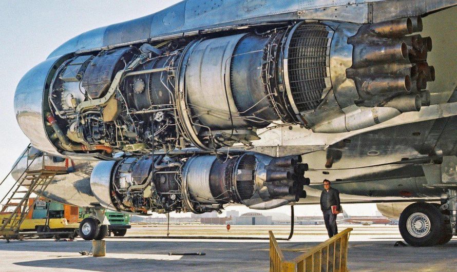 An unimpeded view of a Boeing 707’s port side engines, each equipped with stage 3 hush kits