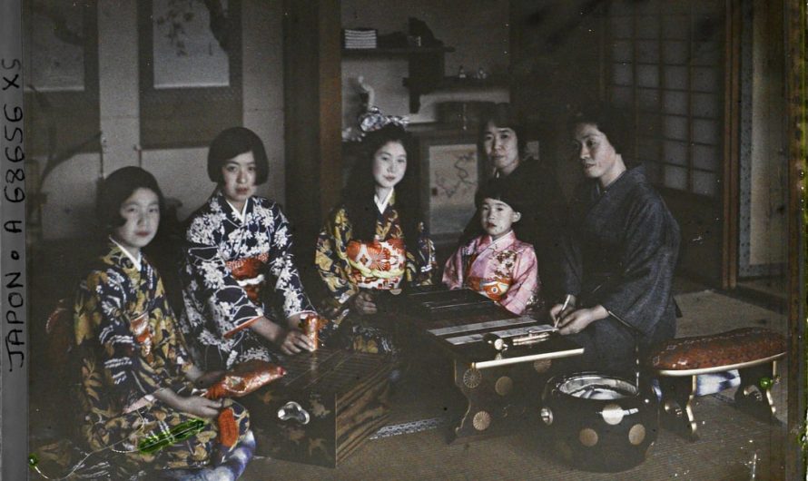 Autochrome shots of Japanese family in their living room, Tokyo Japan, 1926.