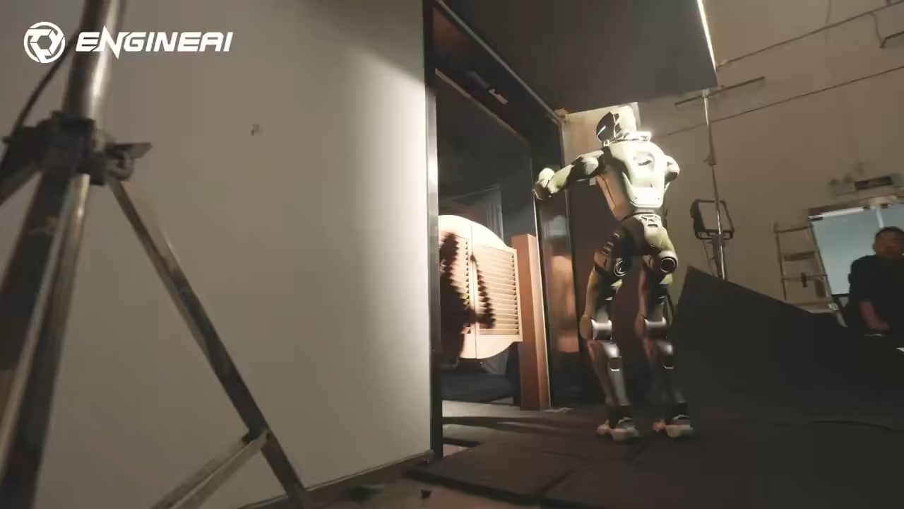 Behind-the-scenes footage showing that the new Zhong Qing (ENGINEAI) robot T800 footage is neither AI nor CG. The robot is approximately 1.73 meters tall, weighing about 75 kilograms. Features 29 active joints. Walking speed up to 3 meters per second. Battery life: 2–4 hours.