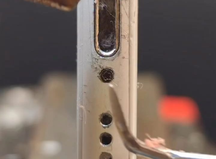 Cleaning a iPhone charging port
