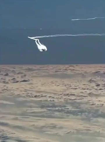 Clip of Boeing at Cruise Speed from another Plane