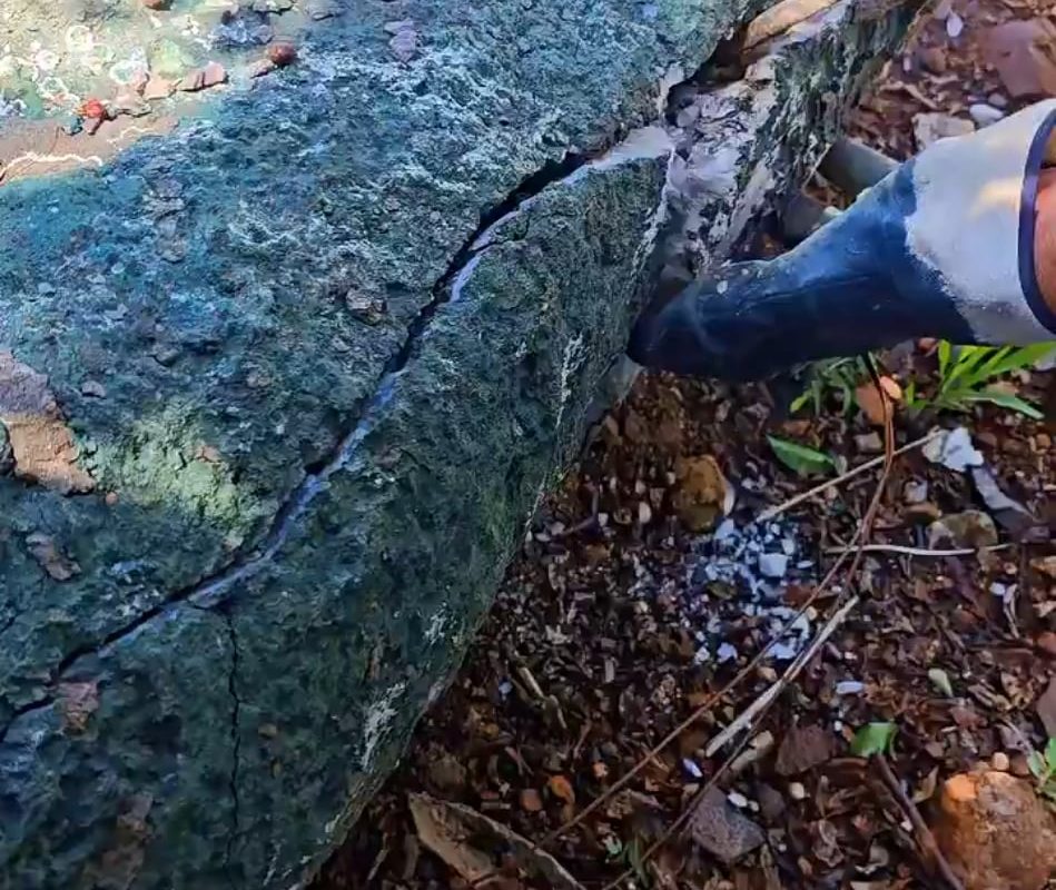 Cracking an Amethyst geode - Crystals inside