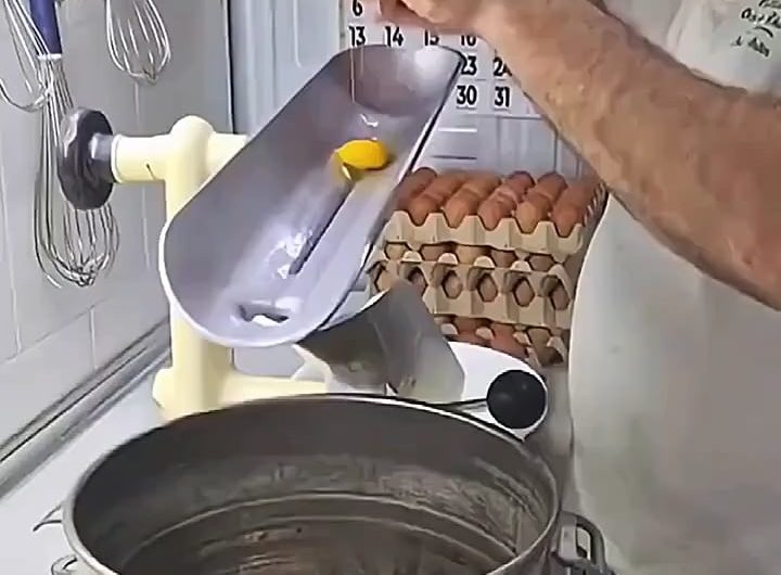 Egg yolk and egg white separator