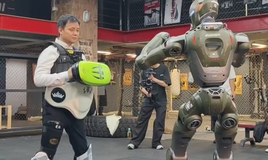 EngineAI’s humanoid T800 kicks it’s own CEO Zhao Tongyang. CEO Zhao seems unharmed and happy after being kicked by the robot.