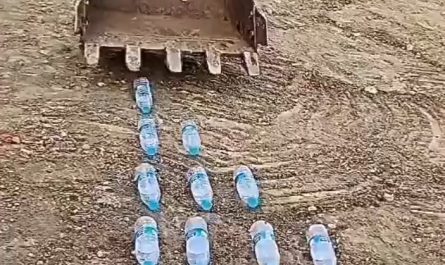 Excavator operator with extraordinary skills 😧