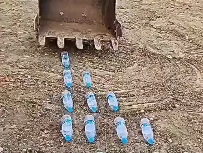 Excavator operator with extraordinary skills 😧