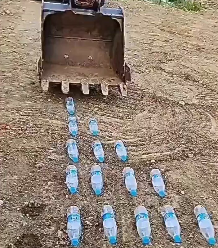 Excavator operator with extraordinary skills 😧