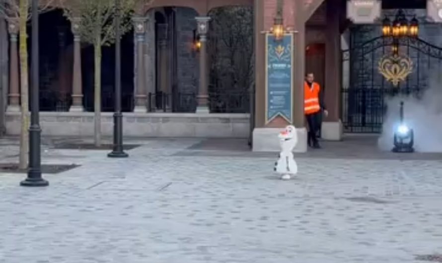 First look of Olaf robot at Paris disneyland