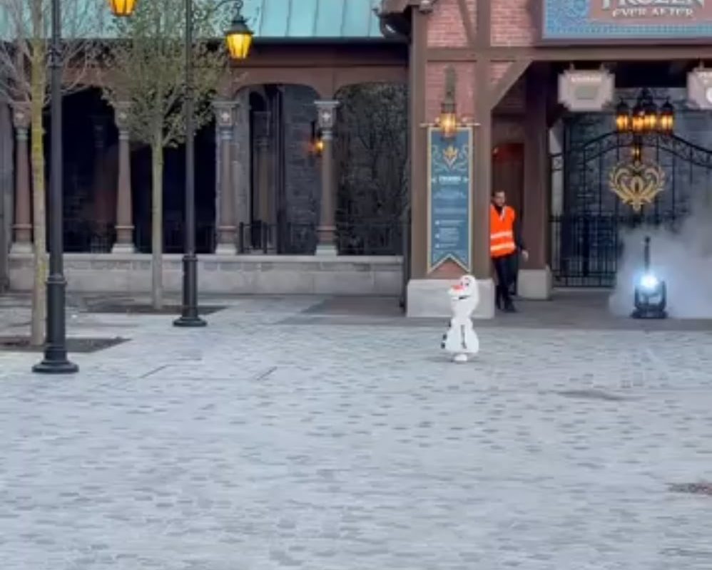First look of Olaf robot at Paris disneyland