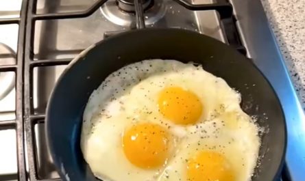 Flipping the eggs... uh huh... OH YEAHHH