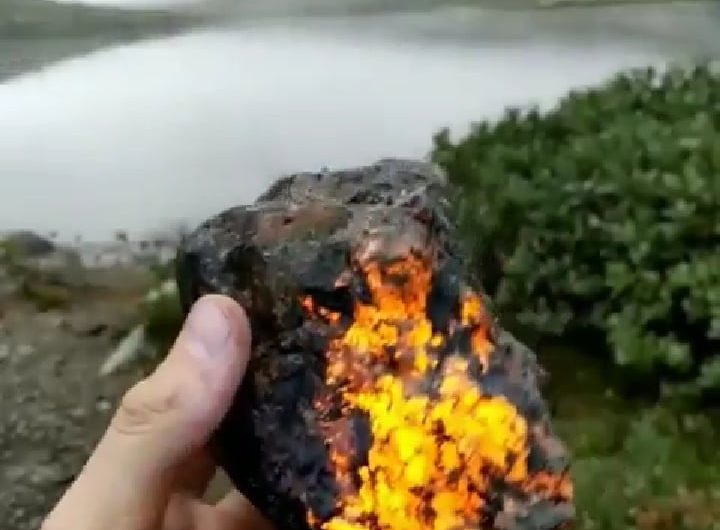 Fluorescent Mineral or Sorcerers stone 🪨