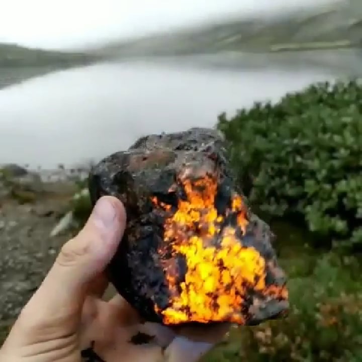 Fluorescent Mineral or Sorcerers stone 🪨