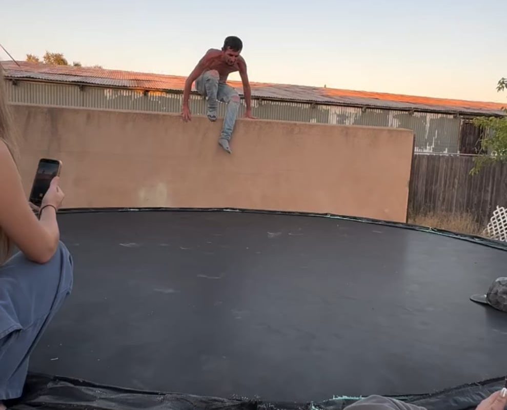 He looked at him like it's his fault 😅