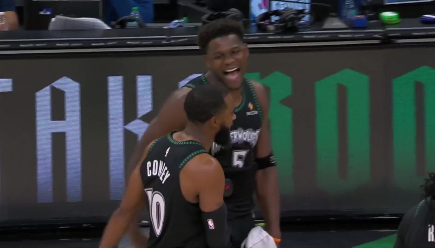 [Highlight] Mike Conley swishes the open three and then hits 10 consecutive unique handshakes as he heads to the bench