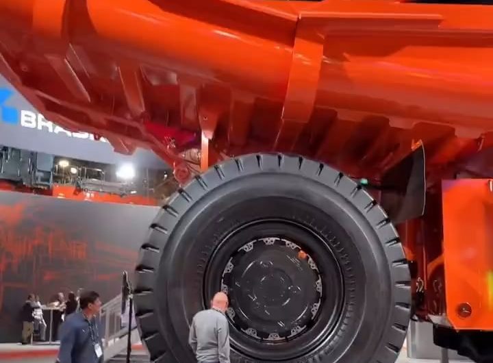 Hitachi EH4000 heavy duty mining dump truck