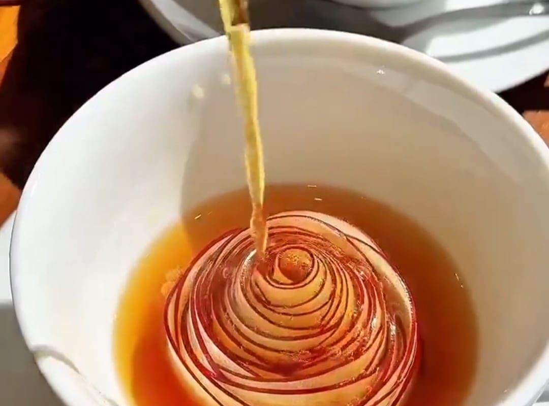 How Japanese apple tea is served to guests!