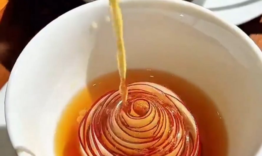 How Japanese apple tea is served to guests!