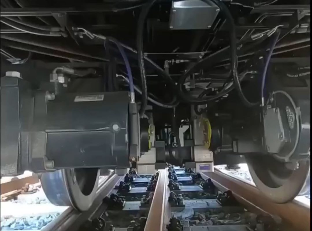 How a train switches from a 1000 mm gauge to a 1435 mm one