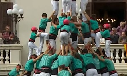 Human towers in Spain. This is unreal!