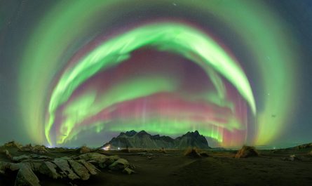 I captured a massive aurora eruption above Vestrahorn