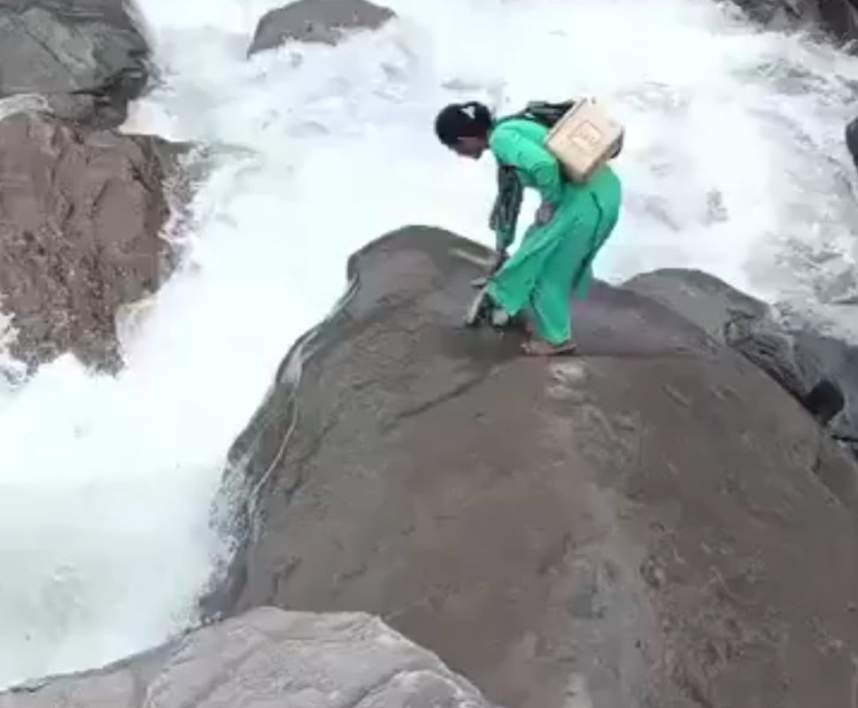 In Himachal Pradesh in the northern part of India, a nurse named Kamla Devi bravely crosses a raging river to tend to and vaccinate a newborn. “I was worried about the baby. The mother couldn’t come for immunization because of the weather. So, I thought I should reach them,” she told a newspaper.