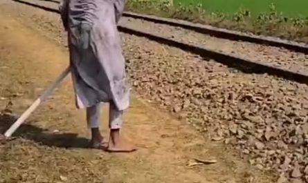 It's that easy to get a cell phone in India.