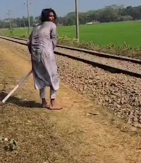 It’s that easy to get a cell phone in India.