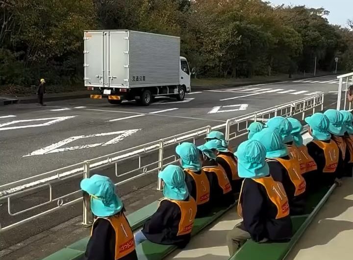Japanese kids learning about road safety