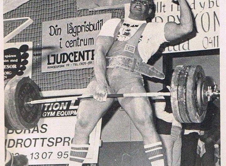 Jon Pall Sigmarsson (1960-1993) from Iceland, lifts 551 pounds with one hand while flexing with the other. Photo of 1980s, he was 4 times winner of World strongest men