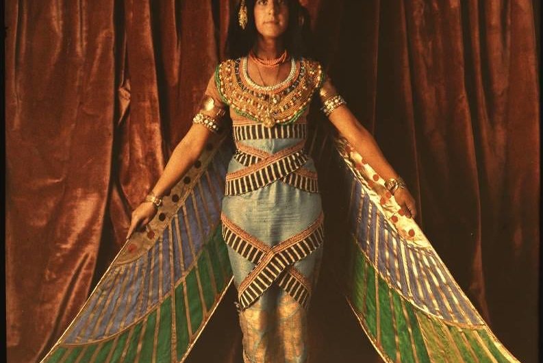 Kodachrome of a lady cosplaying as an egyptian goddess, circa 1910s.