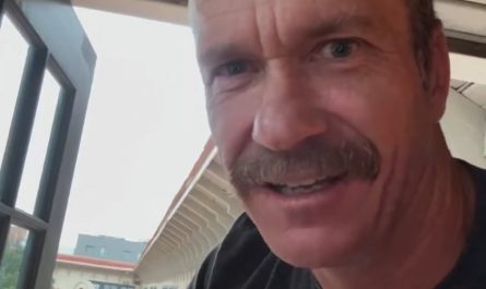 Listen to that door !