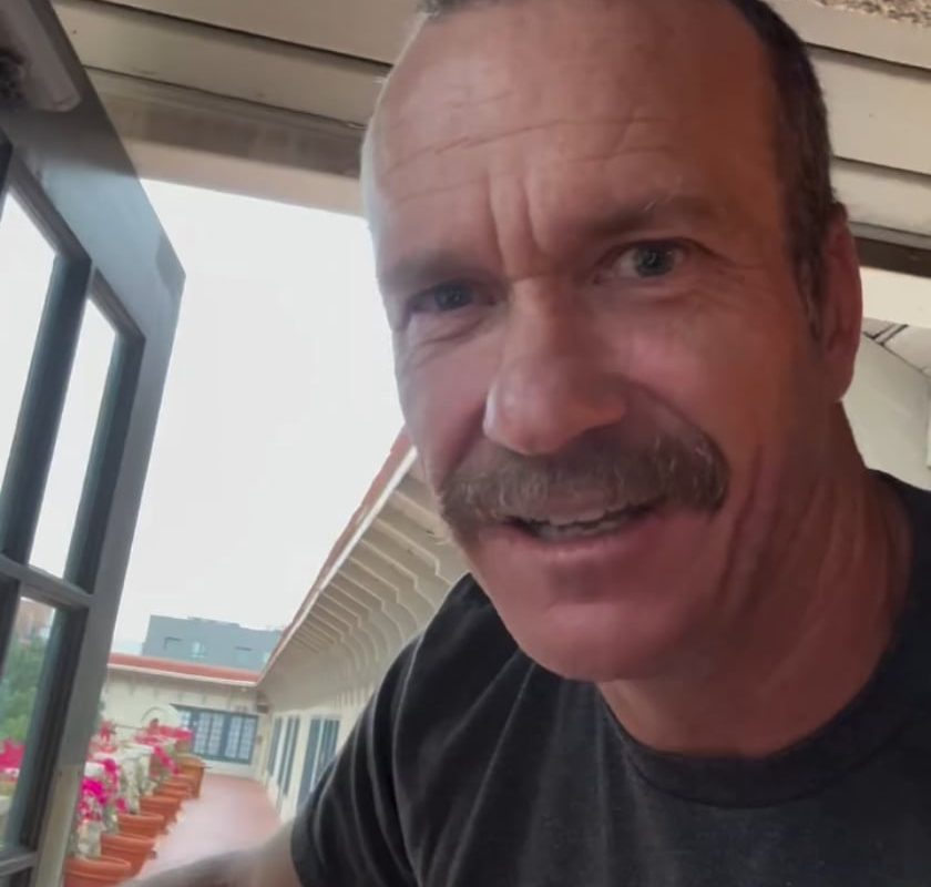 Listen to that door !