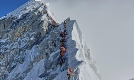 Long queue on Everest for the summit push