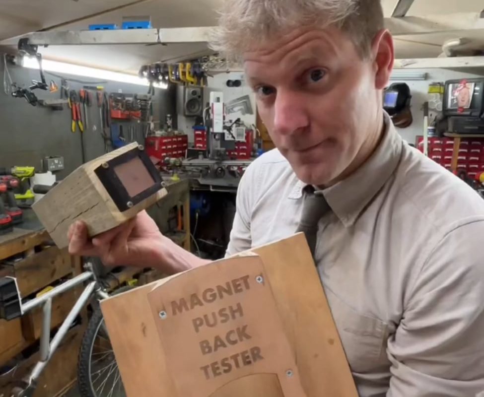 Magnet suspension on a bicycle