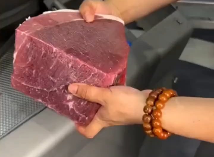 Meat cutting machine