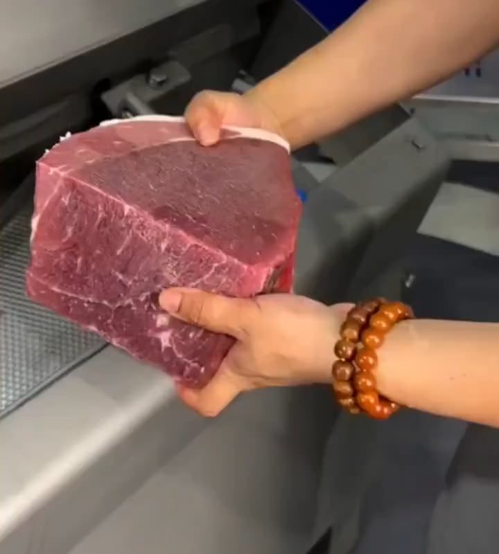Meat cutting machine