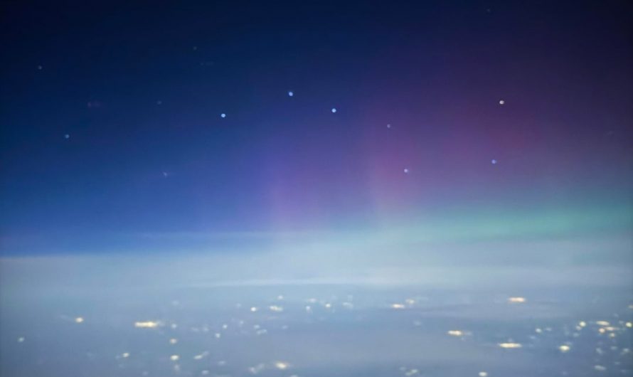 Northern lights seen from Denver -> Chicago flight last nighy