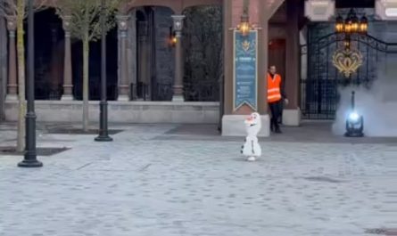 Olaf robot at Paris Disneyland