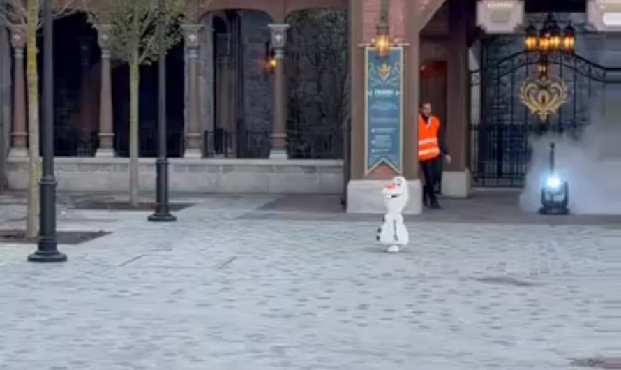 Olaf robot at Paris Disneyland