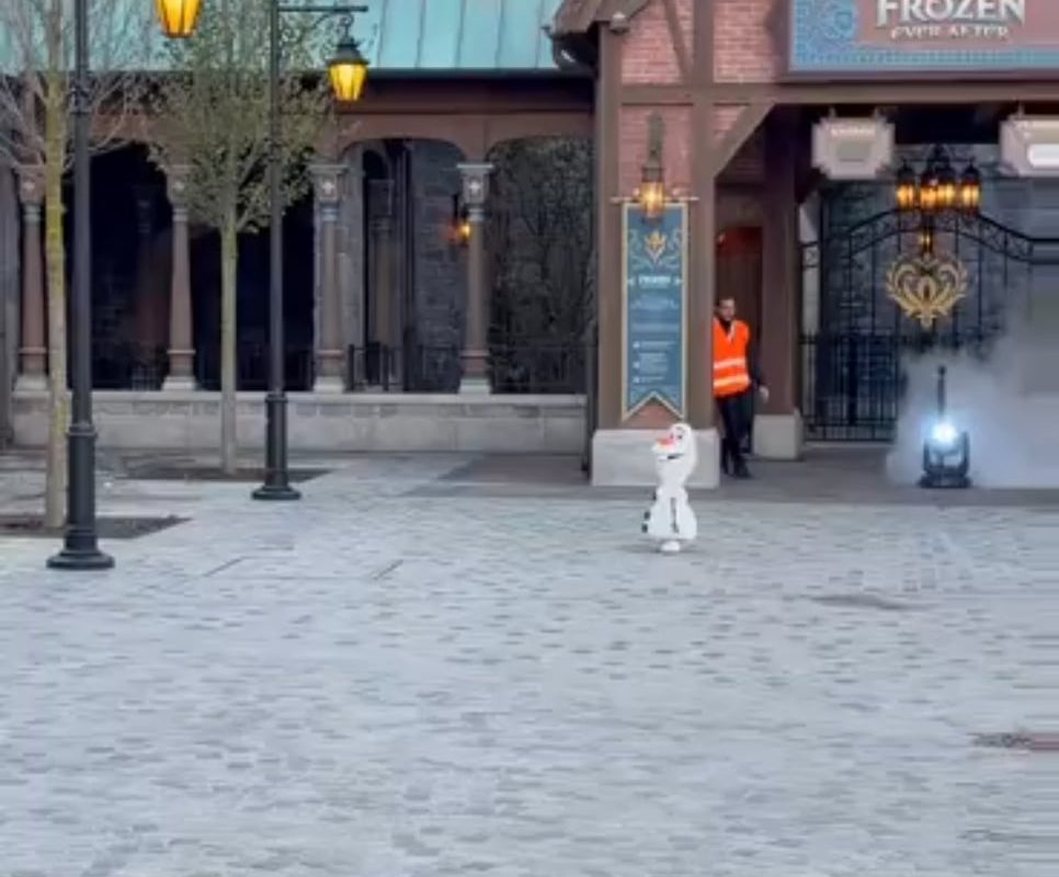 Olaf robot at Paris Disneyland