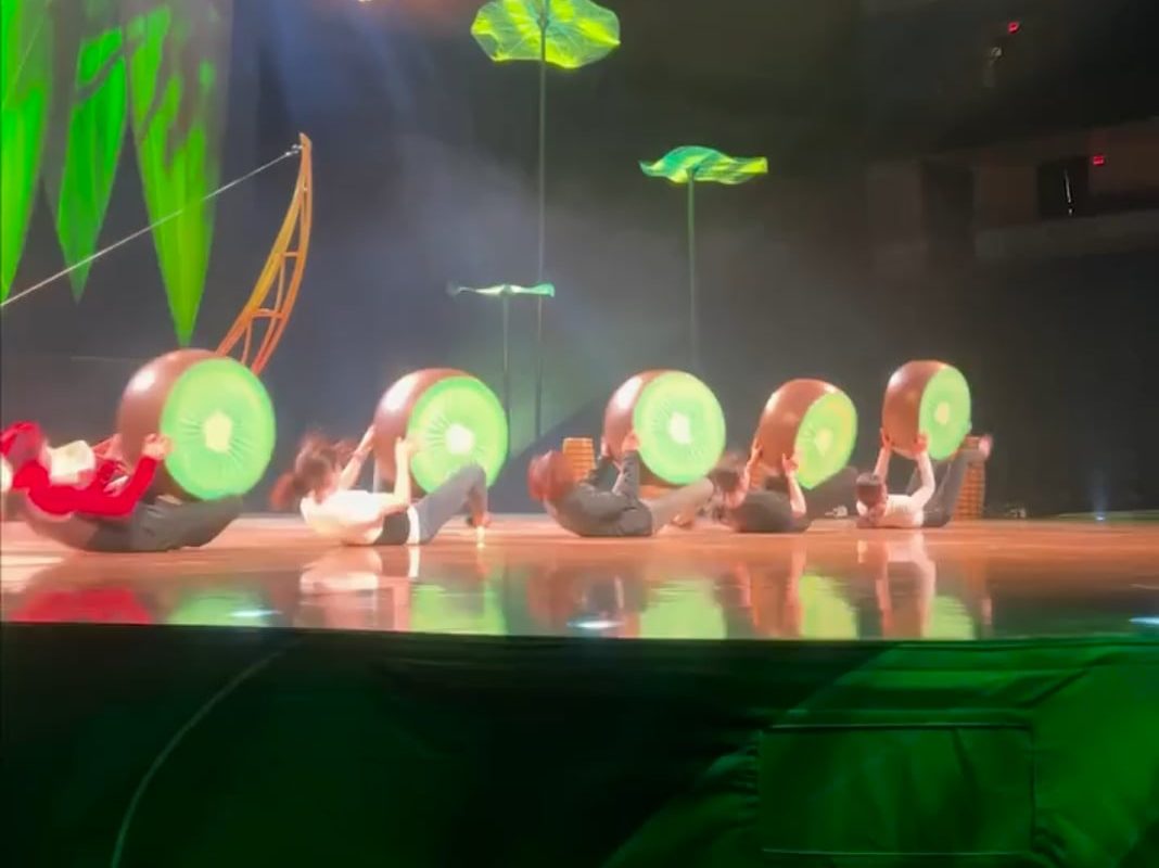 Perfectly synced foot juggling