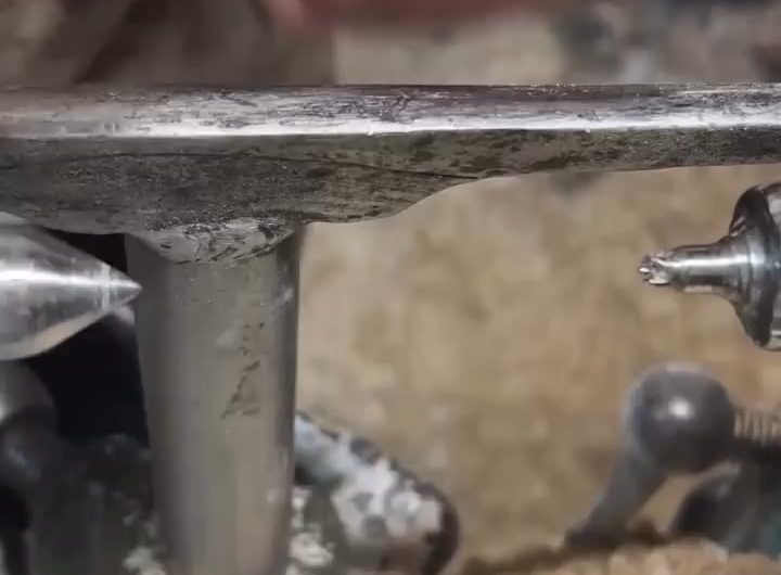 Precision in miniature – a flawlessly turned 1/12-scale table leg.