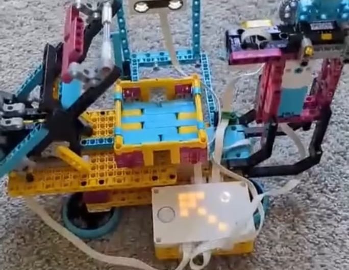 Someone made a rubiks cube resolver with lego….