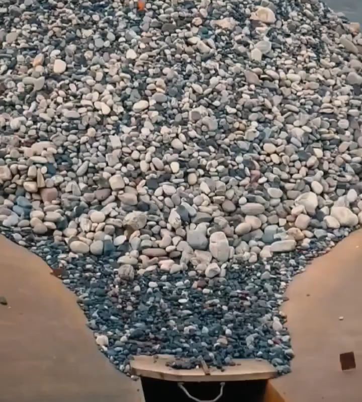 Stones on a conveyor belt
