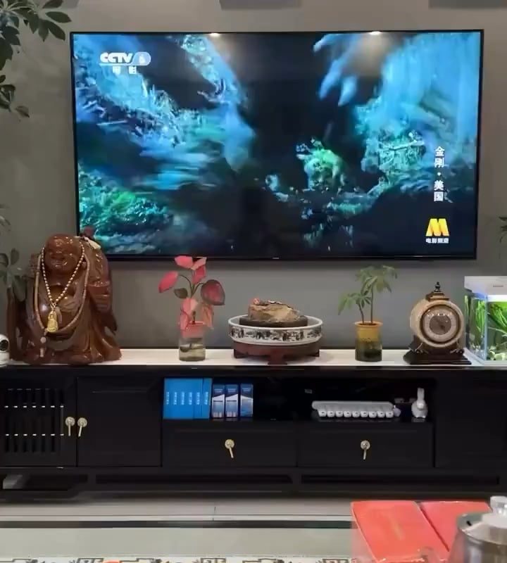 The fish watch King Kong  while holding their breath.
